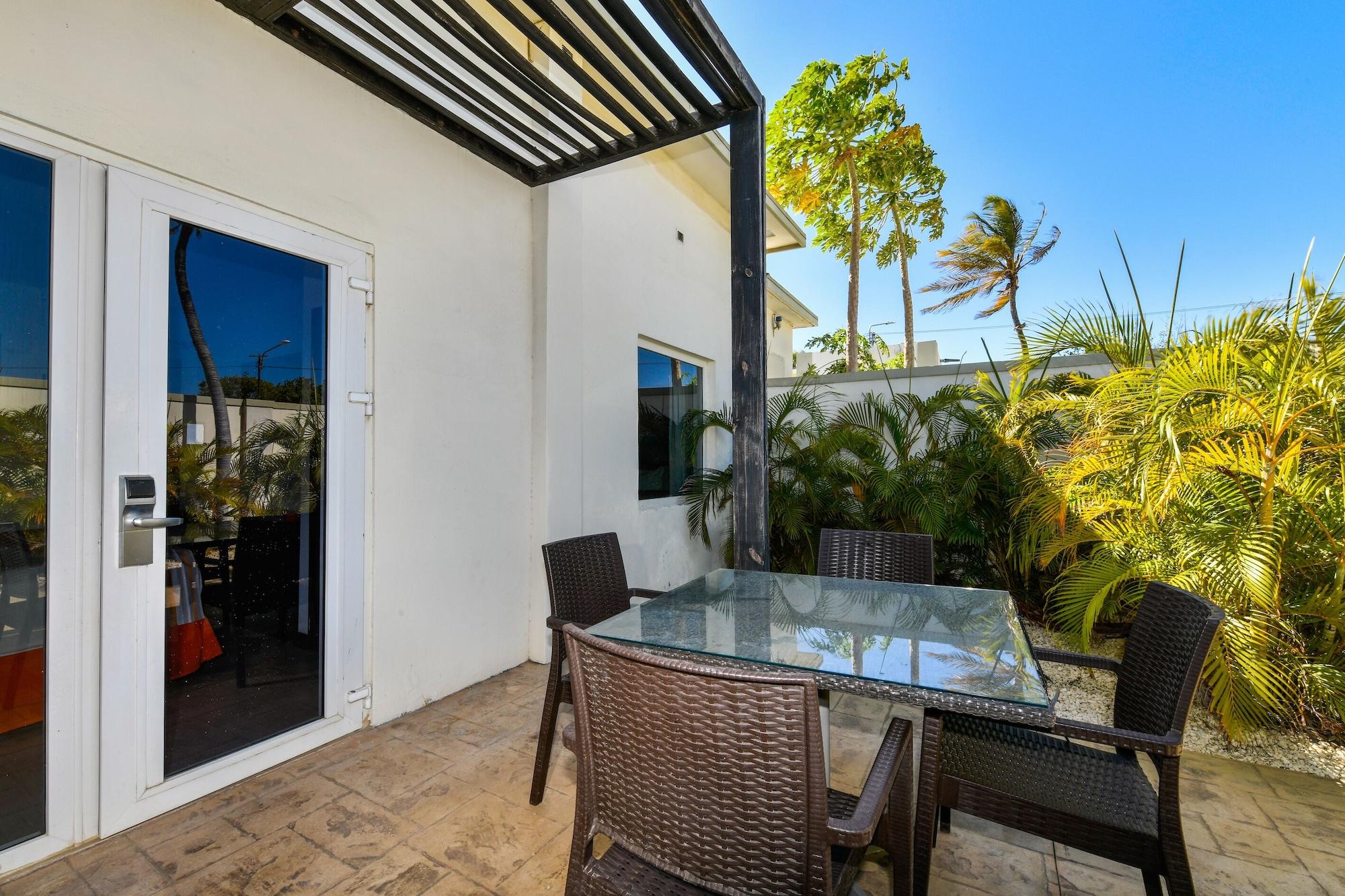 Talk Of The Town Beach Hotel & Beach Club By Gh Hoteles Oranjestad Bagian luar foto